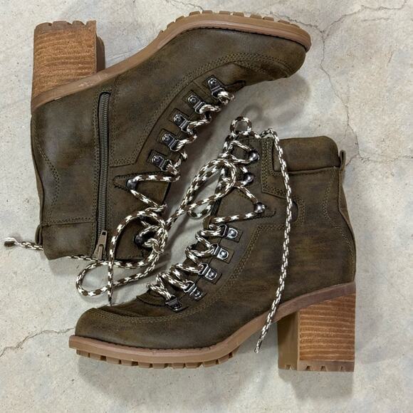 Carlos Santana Shoes - Just in 💫| Carlos Santana Green Combat Ankle Boots Lug Sole Stacked Heel M8